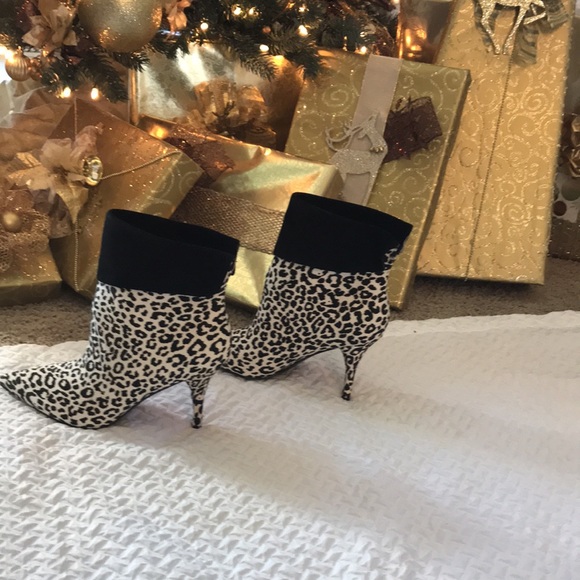 Marc Fisher LTD Fifily Pointed Toe Bootie - Picture 2 of 7